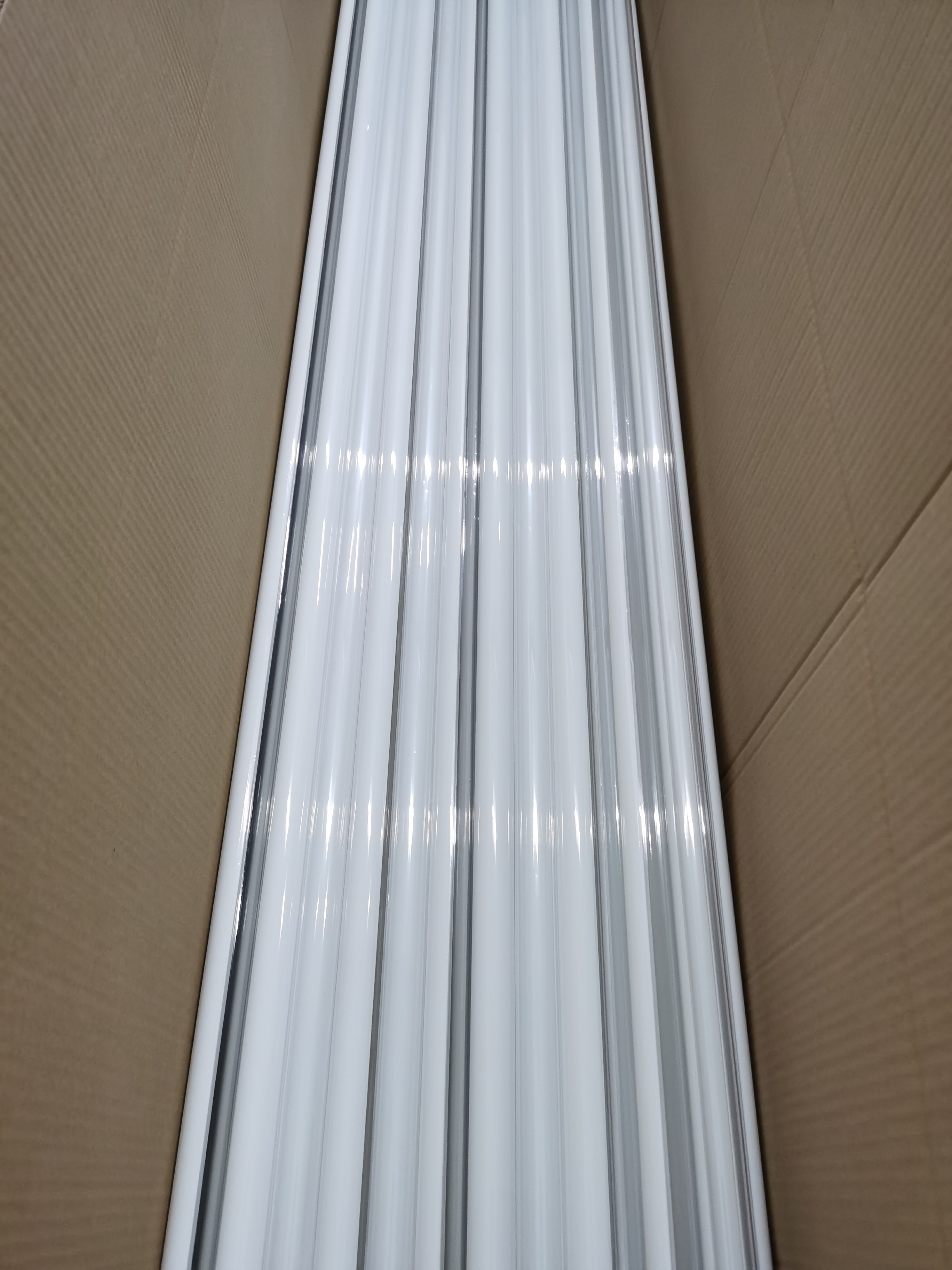 Verzending: LED opbouw aluminium profielen met driezijdige verlichting naar de VAE, Saoedi-Arabië